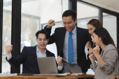 İş ortakları satış hedeflerini aştıkları için birbirlerini tebrik ediyorlar, bir grup şirket çalışanı, patronlarının amaçladığı projeyi tamamladıktan sonra çok mutlu oluyorlar..