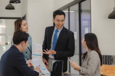 Bir grup çalışan, önemli bir müşterinin iş için tuttuğu çok önemli bir şirket projesinde birlikte çalışıyorlar.