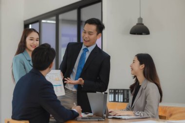 Bir grup çalışan, önemli bir müşterinin iş için tuttuğu çok önemli bir şirket projesinde birlikte çalışıyorlar.