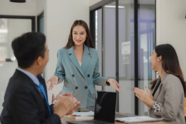 Bir grup çalışan, önemli bir müşterinin iş için tuttuğu çok önemli bir şirket projesinde birlikte çalışıyorlar.