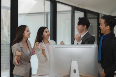 İş ortakları satış hedeflerini aştıkları için birbirlerini tebrik ediyorlar, bir grup şirket çalışanı, patronlarının amaçladığı projeyi tamamladıktan sonra çok mutlu oluyorlar..