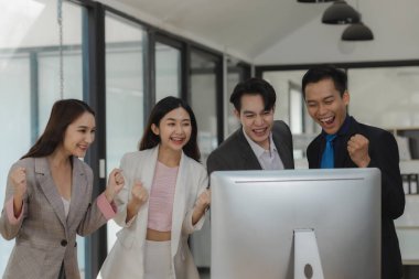 İş ortakları satış hedeflerini aştıkları için birbirlerini tebrik ediyorlar, bir grup şirket çalışanı, patronlarının amaçladığı projeyi tamamladıktan sonra çok mutlu oluyorlar..