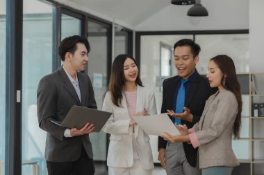 Bir grup çalışan, önemli bir müşterinin iş için tuttuğu çok önemli bir şirket projesinde birlikte çalışıyorlar.