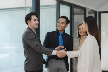 Çağdaş ofis alanı, tokalaşma ve takım çalışması, işe alım veya iş ortaklığı, profesyonel ve çalışanlar el sıkışarak anlaşma, 