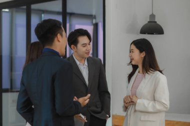 Bir grup çalışan, önemli bir müşterinin iş için tuttuğu çok önemli bir şirket projesinde birlikte çalışıyorlar.