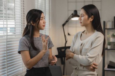 İki kadın girişimci evlerinde birlikte çalışıyor. İş kadını, VIP müşteri projesinin önemli bilgi raporu hakkında asistanıyla konuşuyor.