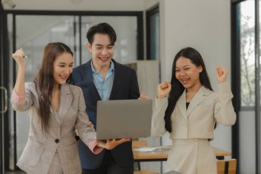 İş adamları, büyük bir müşteriyle sözleşme imzalayıp iş dünyasının başarısının mutluluğunu paylaşan hedeflerine ulaştıkları için mutlu bir şekilde gülümsediler.