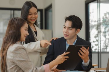 Çalışanlar bir madenci sorununu çözmek için fikir alışverişinde bulunuyorlar. Bir grup girişimci, işyerindeki gelirlerini artırmak için strateji planlıyor. Mutlu çalışmalar.