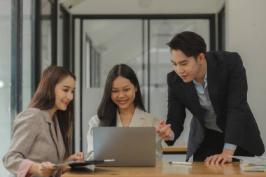 Çalışanlar bir madenci sorununu çözmek için fikir alışverişinde bulunuyorlar. Bir grup girişimci, işyerindeki gelirlerini artırmak için strateji planlıyor. Mutlu çalışmalar.