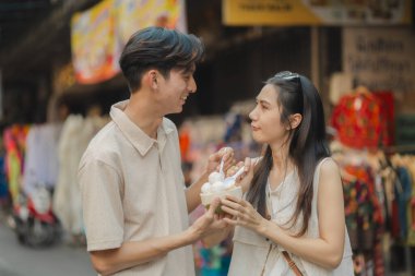 Bu sevimli çift yemek yiyor ve sokaklarda mutlulukla dolanıyor. Hafta sonları markette çıkıyorlar, gülümsüyorlar çünkü ikisi de çift olmaktan çok memnunlar.