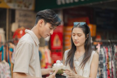 Bu sevimli çift yemek yiyor ve sokaklarda mutlulukla dolanıyor. Hafta sonları markette çıkıyorlar, gülümsüyorlar çünkü ikisi de çift olmaktan çok memnunlar.
