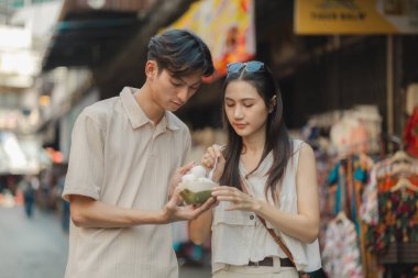 Bu sevimli çift yemek yiyor ve sokaklarda mutlulukla dolanıyor. Hafta sonları markette çıkıyorlar, gülümsüyorlar çünkü ikisi de çift olmaktan çok memnunlar.