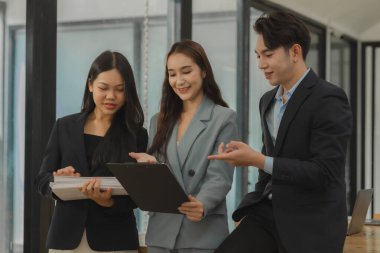 Çalışanlar bir madenci sorununu çözmek için fikir alışverişinde bulunuyorlar. Bir grup girişimci, işyerindeki gelirlerini artırmak için strateji planlıyor. Mutlu çalışmalar.