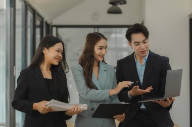 Çalışanlar bir madenci sorununu çözmek için fikir alışverişinde bulunuyorlar. Bir grup girişimci, işyerindeki gelirlerini artırmak için strateji planlıyor. Mutlu çalışmalar.
