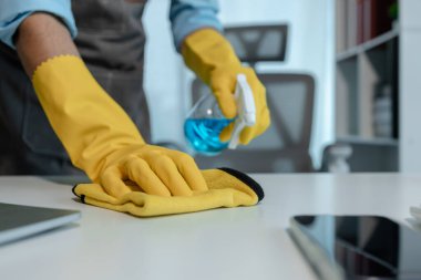 İşyerinde çalışan bir mimar, işlemesi gereken bir çok bilgiye sahiptir, bir mühendis önemli bir projede çalışır ve müşteriyi memnun etmek için bir sürü fikir üretmelidir.