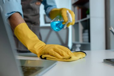 İşyerinde çalışan bir mimar, işlemesi gereken bir çok bilgiye sahiptir, bir mühendis önemli bir projede çalışır ve müşteriyi memnun etmek için bir sürü fikir üretmelidir.