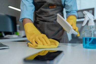 İşyerinde çalışan bir mimar, işlemesi gereken bir çok bilgiye sahiptir, bir mühendis önemli bir projede çalışır ve müşteriyi memnun etmek için bir sürü fikir üretmelidir.