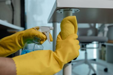 İşyerinde çalışan bir mimar, işlemesi gereken bir çok bilgiye sahiptir, bir mühendis önemli bir projede çalışır ve müşteriyi memnun etmek için bir sürü fikir üretmelidir.