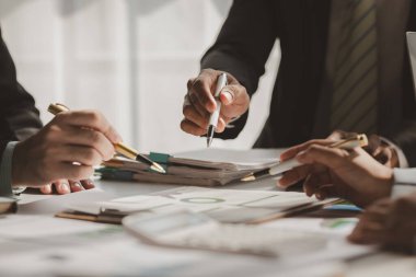 Bir grup iş adamı yakında başlayacak olan yeni projeyi tartışıyor. Bu çalışanlar en iyi stratejiyi seçmek için fikirlerini birbirlerine aktarıyorlar. 