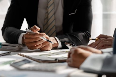 Bir grup iş adamı yakında başlayacak olan yeni projeyi tartışıyor. Bu çalışanlar en iyi stratejiyi seçmek için fikirlerini birbirlerine aktarıyorlar. 