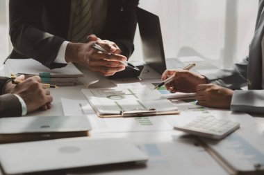 Bir grup iş adamı yakında başlayacak olan yeni projeyi tartışıyor. Bu çalışanlar en iyi stratejiyi seçmek için fikirlerini birbirlerine aktarıyorlar. 