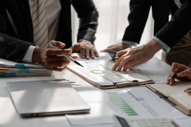 Bir grup iş adamı yakında başlayacak olan yeni projeyi tartışıyor. Bu çalışanlar en iyi stratejiyi seçmek için fikirlerini birbirlerine aktarıyorlar. 