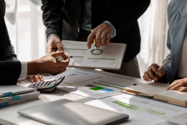 Bir grup iş adamı yakında başlayacak olan yeni projeyi tartışıyor. Bu çalışanlar en iyi stratejiyi seçmek için fikirlerini birbirlerine aktarıyorlar. 