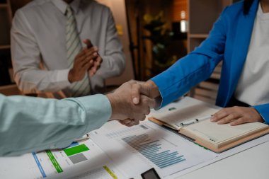 Ofiste el sıkışıyorlar çünkü daha yeni iş ortağı olmak için sözleşme imzaladılar. Bu iş adamları daha fazla gelir ve tokalaşma için işlerini birleştiriyorlar.