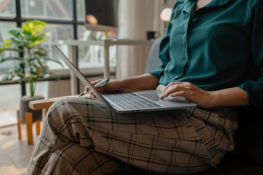 Bir iş kadını iş yerinde bir yerde dizüstü bilgisayar kullanıyor, video konferansında buluşuyor, bir bayan çalışan ofiste çalışıyor bazı evrakları yazmak için dizüstü bilgisayar kullanıyor.