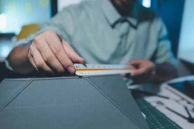 Ofiste çalışan bir mimar, masada çalışan bir mühendis, uzmanlık becerisini ve yaratıcılığını müşteri için en iyi işi tasarlamak için kullandı.