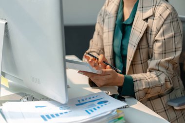 İş yerinde bilgisayarla çalışıyor, kadın çalışan belgelere bakıyor, girişimci girişimci girişimcilik ve finans departmanı kurmak için çok uğraşıyor