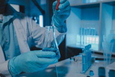 Bir bilim adamı deney için laboratuvar ekipmanı kullanır. Test tüpü kimyagerlerin deneylerde kullanması için gereklidir. Bilimsel araştırmacılar laboratuvar örneklerine yoğunlaşmalıdır.