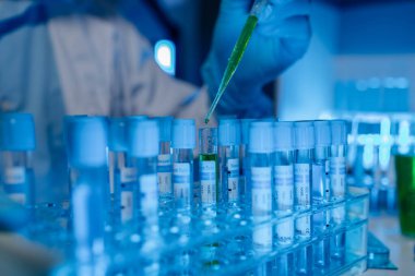 Bir bilim adamı deney için laboratuvar ekipmanı kullanır. Test tüpü kimyagerlerin deneylerde kullanması için gereklidir. Bilimsel araştırmacılar laboratuvar örneklerine yoğunlaşmalıdır.