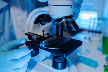 Bir bilim adamı yabancı kirleticileri incelemek için laboratuvarda mikroskop kullanıyordu. Sonuçlar yanlış çıktığında bir kimyager mikroskop kullanarak araştırma yaptı.