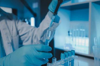 Bir bilim adamı laboratuvarda çalışıyor, bir kimyasal araştırmacı virüse karşı bir aşı örneği hazırlıyor, en önemlisi laboratuvar konsantresi. Çünkü kimyasallar tehlikelidir.