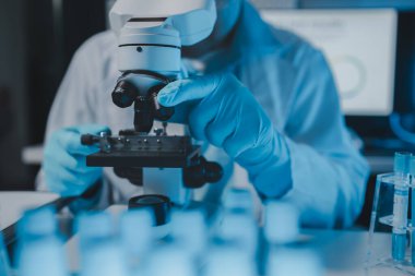 Bir bilim adamı yabancı kirleticileri incelemek için laboratuvarda mikroskop kullanıyordu. Sonuçlar yanlış çıktığında bir kimyager mikroskop kullanarak araştırma yaptı.