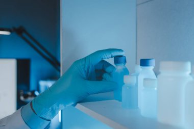 Bir bilim adamı laboratuvarda çalışıyor, bir kimyasal araştırmacı virüse karşı bir aşı örneği hazırlıyor, en önemlisi laboratuvar konsantresi. Çünkü kimyasallar tehlikelidir.