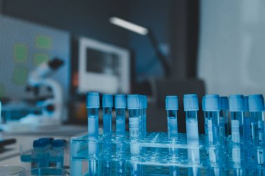 Laboratuvarda bir sürü ekipman var. Laboratuvarın atmosferi, bilim adamlarının işlerini verimli yapmak için kullandıkları deneysel cam eşyalar ile dolu.