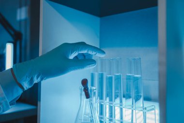 Bir bilim adamı laboratuvarda çalışıyor, bir kimyasal araştırmacı virüse karşı bir aşı örneği hazırlıyor, en önemlisi laboratuvar konsantresi. Çünkü kimyasallar tehlikelidir.