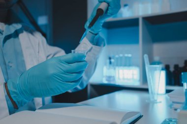 Bir bilim adamı laboratuvarda çalışıyor, bir kimyasal araştırmacı virüse karşı bir aşı örneği hazırlıyor, en önemlisi laboratuvar konsantresi. Çünkü kimyasallar tehlikelidir.