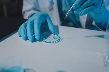 Bir bilim adamı laboratuvarda çalışıyor, bir kimyasal araştırmacı virüse karşı bir aşı örneği hazırlıyor, en önemlisi laboratuvar konsantresi. Çünkü kimyasallar tehlikelidir.