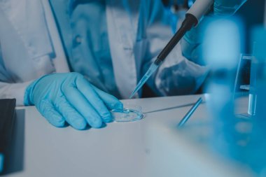 Bir bilim adamı laboratuvarda çalışıyor, bir kimyasal araştırmacı virüse karşı bir aşı örneği hazırlıyor, en önemlisi laboratuvar konsantresi. Çünkü kimyasallar tehlikelidir.