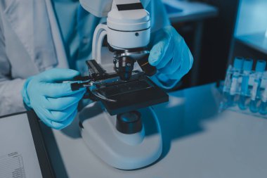 Bir bilim adamı yabancı kirleticileri incelemek için laboratuvarda mikroskop kullanıyordu. Sonuçlar yanlış çıktığında bir kimyager mikroskop kullanarak araştırma yaptı.