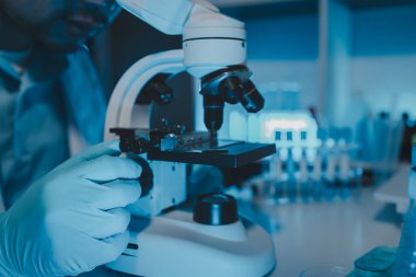 Bir bilim adamı yabancı kirleticileri incelemek için laboratuvarda mikroskop kullanıyordu. Sonuçlar yanlış çıktığında bir kimyager mikroskop kullanarak araştırma yaptı.