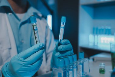 Bir bilim adamı deney için laboratuvar ekipmanı kullanır. Test tüpü kimyagerlerin deneylerde kullanması için gereklidir. Bilimsel araştırmacılar laboratuvar örneklerine yoğunlaşmalıdır.