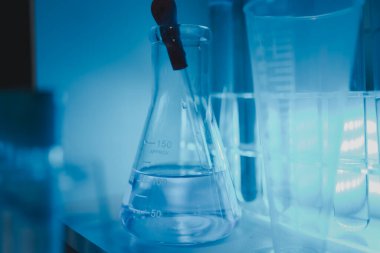 Laboratuvarda bir sürü ekipman var. Laboratuvarın atmosferi, bilim adamlarının işlerini verimli yapmak için kullandıkları deneysel cam eşyalar ile dolu.