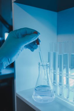 Bir bilim adamı laboratuvarda çalışıyor, bir kimyasal araştırmacı virüse karşı bir aşı örneği hazırlıyor, en önemlisi laboratuvar konsantresi. Çünkü kimyasallar tehlikelidir.