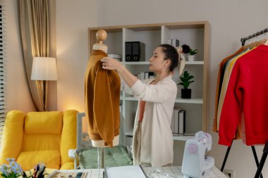 Tasarımcı olarak girişimci, ürününün müşteriler için modaya uygun olacağından emin olmak istiyor. Akıllı tasarımcı, yeni bir koleksiyonu piyasaya sürmeden önce markasının son bir turunu ölçüyor.