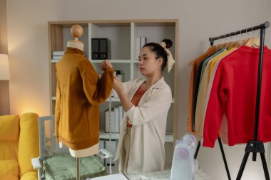 Tasarımcı olarak girişimci, ürününün müşteriler için modaya uygun olacağından emin olmak istiyor. Akıllı tasarımcı, yeni bir koleksiyonu piyasaya sürmeden önce markasının son bir turunu ölçüyor.