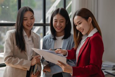 Modern ofiste üç işadamı çalışıyor, bir grup çalışan yeni proje hakkında tartışıyor, takım çalışması daha etkili, iş arkadaşları büyük bir strateji planlamak için beyin fırtınası yapıyorlar.